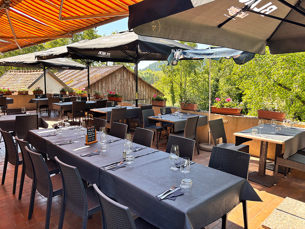Un restaurant avec terrasse à Scherwiller